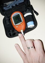 Measuring the level of glucose in the blood in order to correct insulin doses with 1 type of diabetes